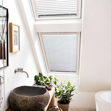 Toller Lichteinfall im Badezimmer mit funktionalen Dachfenster-Jalousien von VELUX&reg;