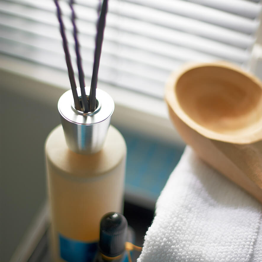 Jalousien im Badezimmer mit Dekoration