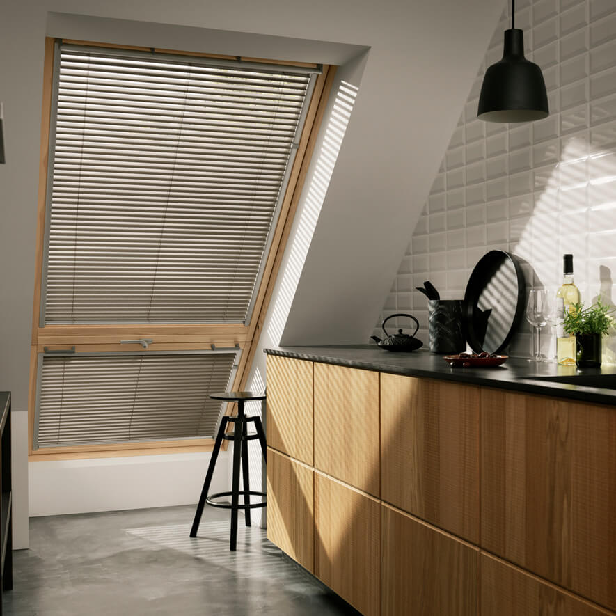 Stylische VELUX&reg; Jalousetten in der Küche