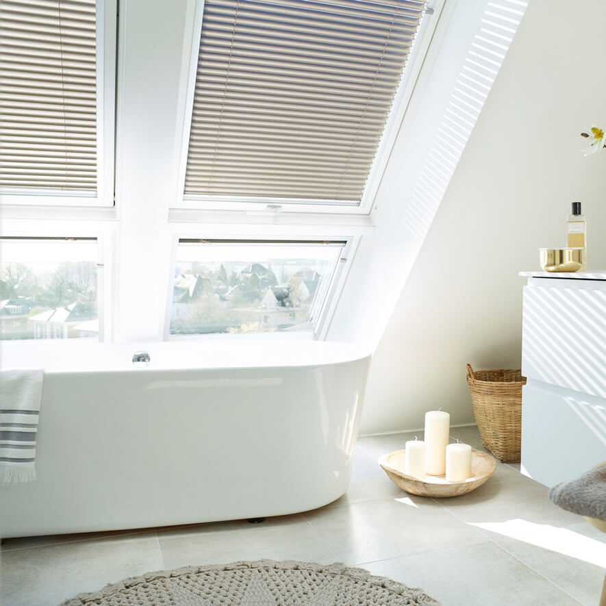 Dachfenster ausgestattet mit Jalousien von VELUX&reg;