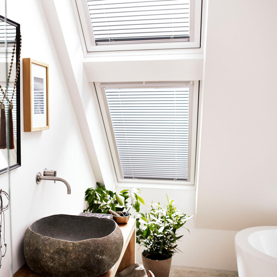 Toller Lichteinfall im Badezimmer mit funktionalen Dachfenster-Jalousien von VELUX&reg;