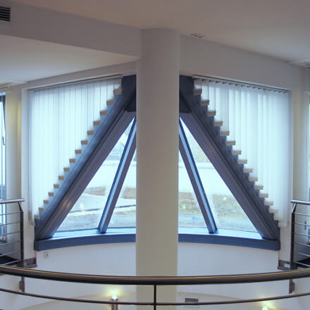 Slope Anlagen - Lamellenvorhänge für Fenster in Sonderformen im Treppenhaus Lamellenvorhänge für Fenster mit Sonderformen