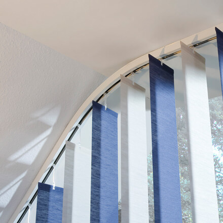 Passeganaue Lamellenvorhänge für Giebelfenster mit runden Ecken Lamellenvorhang mit gebogener Schiene und blau weißen Lamellen für Giebelfenster