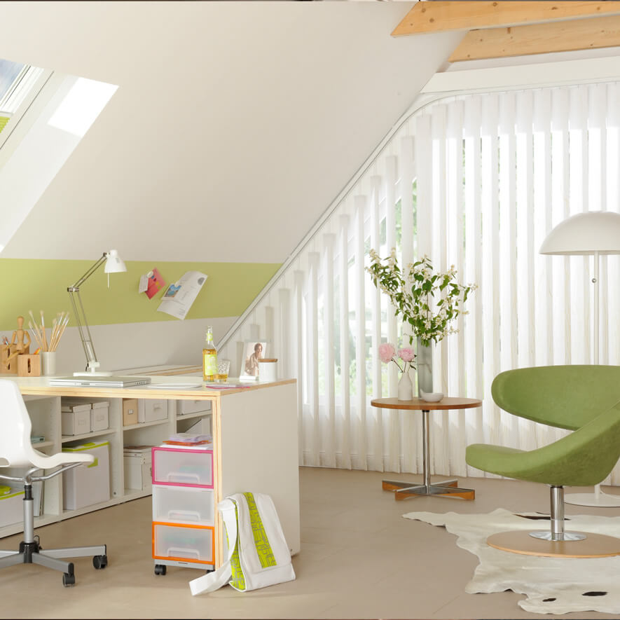 Weißer Lamellenvorhang im Arbeitszimmer mit gebogener Schiene passgenau für Dachschrägen Gebogener Lamellenvorhang im Arbeitszimmer
