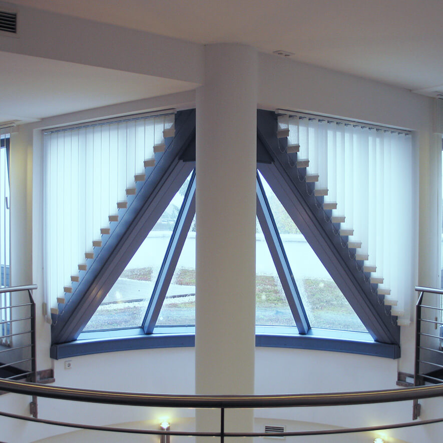 Slope Anlagen - Lamellenvorhänge für Fenster in Sonderformen im Treppenhaus Lamellenvorhänge für Fenster mit Sonderformen