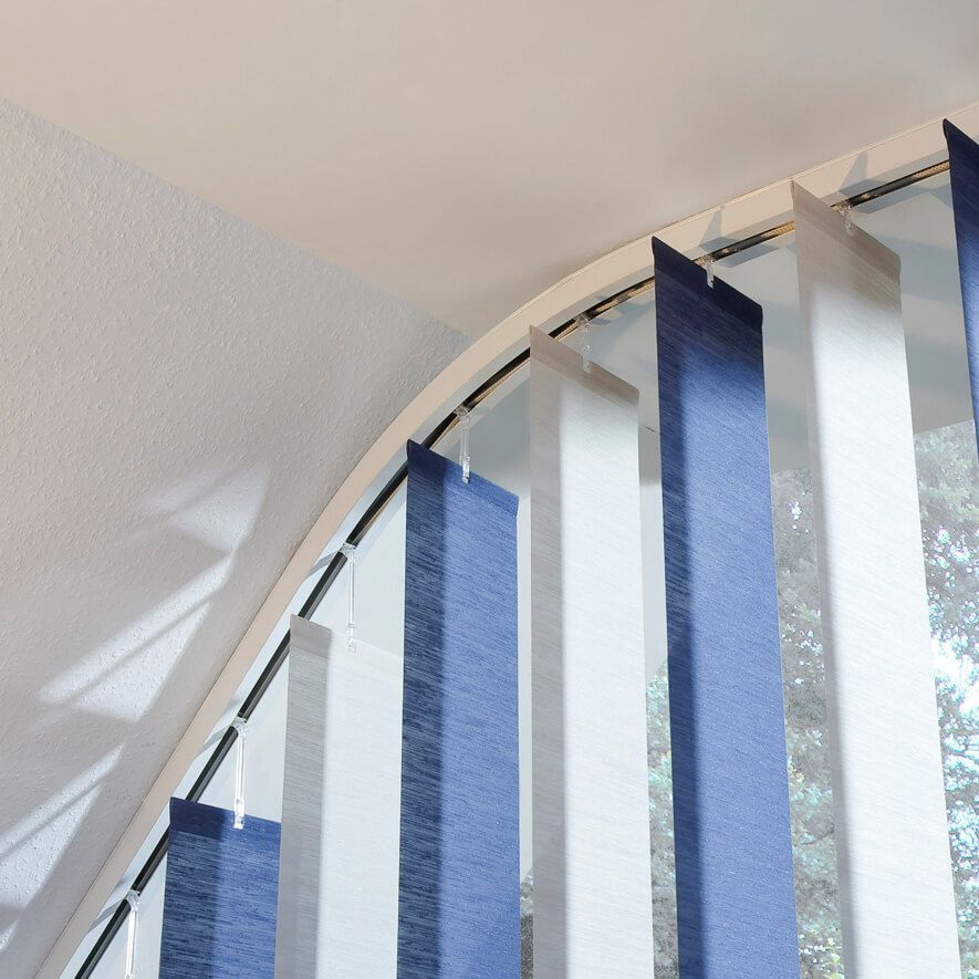Passeganaue Lamellenvorhänge für Giebelfenster mit runden Ecken Lamellenvorhang mit gebogener Schiene und blau weißen Lamellen für Giebelfenster