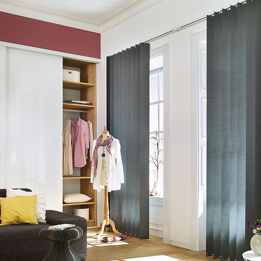 Hygge im Schlafzimmer mit einem Lamellenvorhang nach Maß in grau Grauer Lamellenvorhang nach Maß im Schlafzimmer
