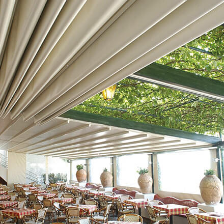Pergola SUNRAIN S großflächig
