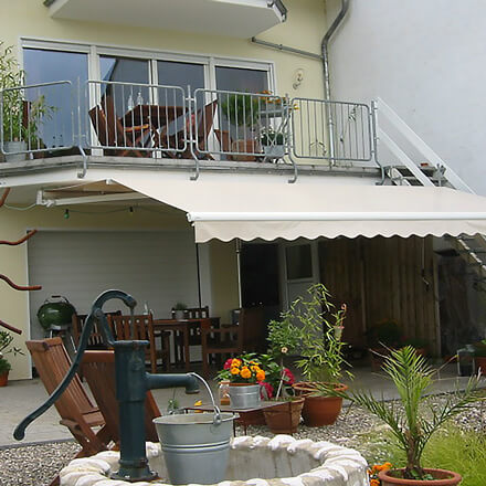 Regenmarkise SUNRAIN, Terrasse unterm Balkon