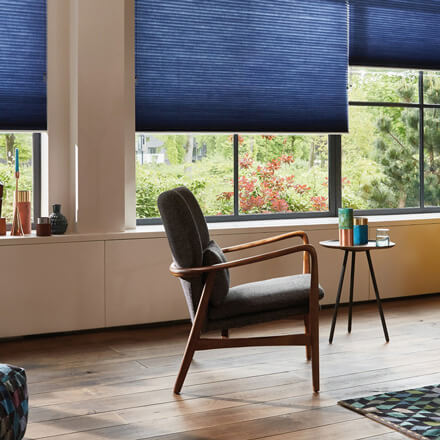 Blaues Plisseerollo im Wohnzimmer