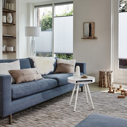 Weißes Plisseerollo im Wohnzimmer