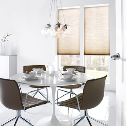 Beige Plissees blickdicht im Essbereich