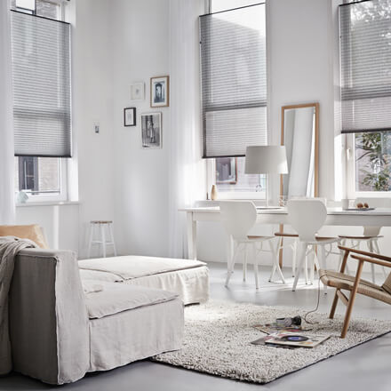Plissees VS2 fest verspannt in Grau im Wohnzimmer Plissees VS2 fest verspannt in Grau im Wohnzimmer