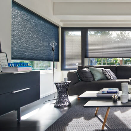 Plissees freihängend mit Schnurzug im Wohnzimmer in Blau Plissees freihängend mit Schnurzug im Wohnzimmer in Blau