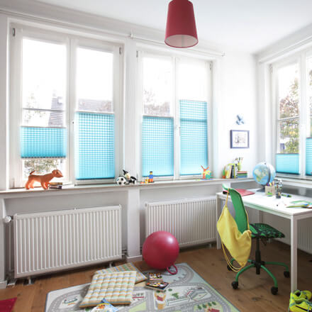 Blaue Plissees mit Klemmhaltern im Kinderzimmer