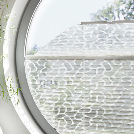 Plissees für Bullaugen / runde Fenster im Detail: zweigeteiltes Plissee