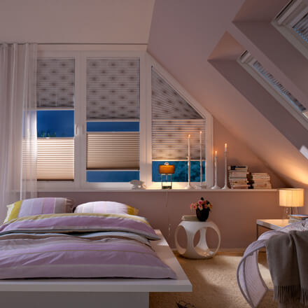 Variante 2: Beige Dekor Tag und Nacht Plissees im Schlafzimmer