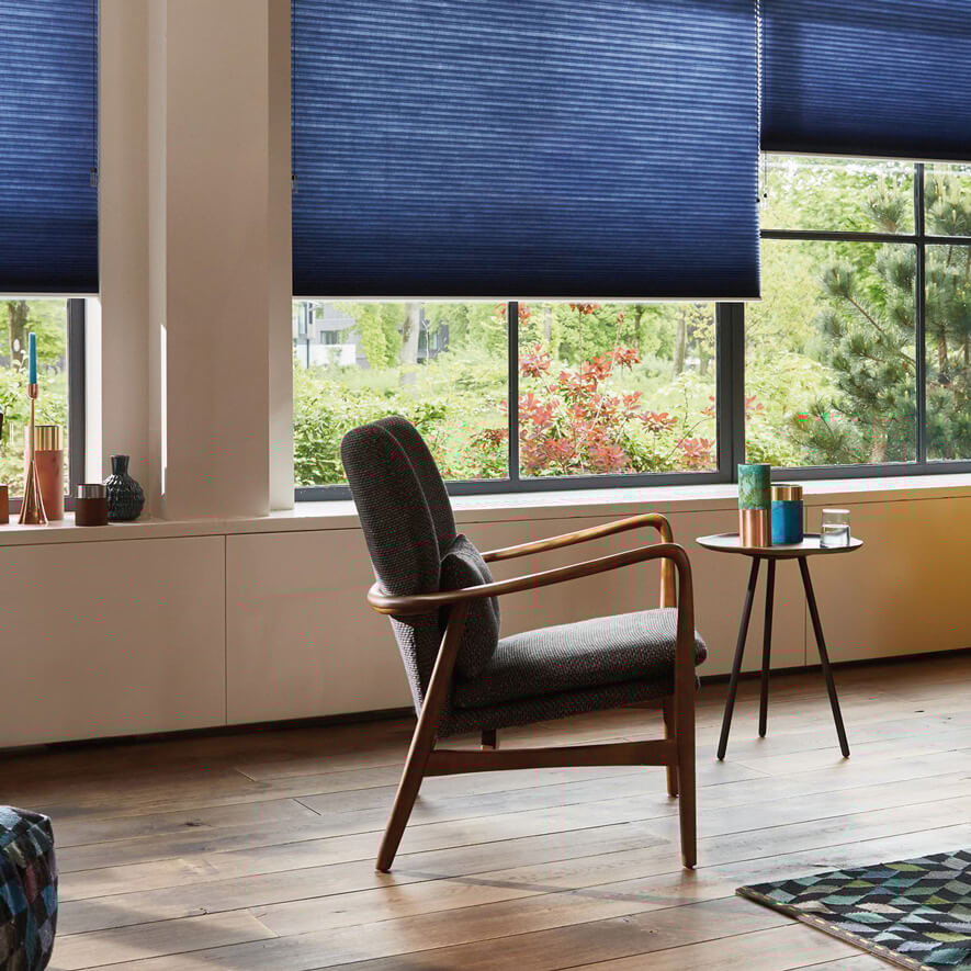 Blaues Plisseerollo im Wohnzimmer