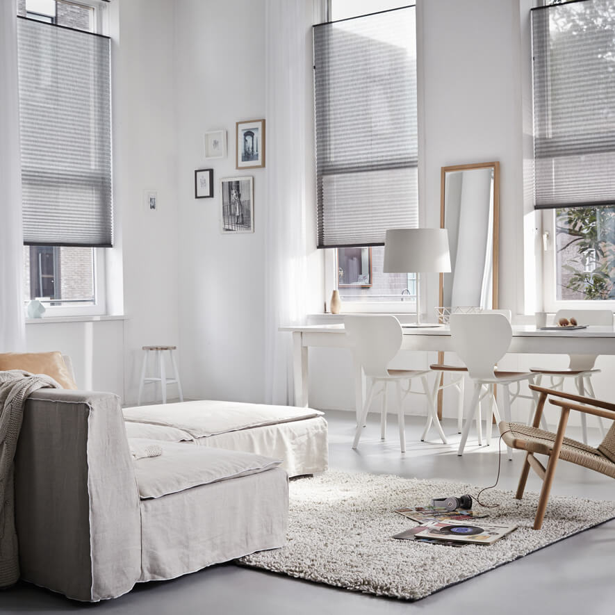 Plissees VS2 fest verspannt in Grau im Wohnzimmer Plissees VS2 fest verspannt in Grau im Wohnzimmer