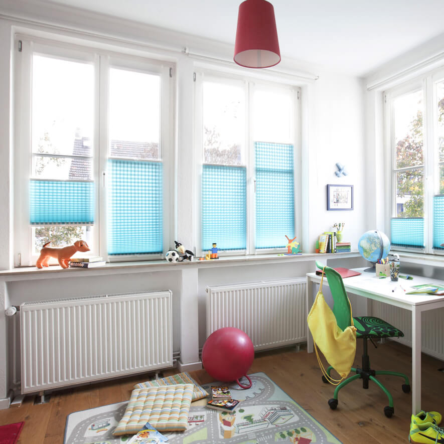 Blaue Plissees mit Klemmhaltern im Kinderzimmer