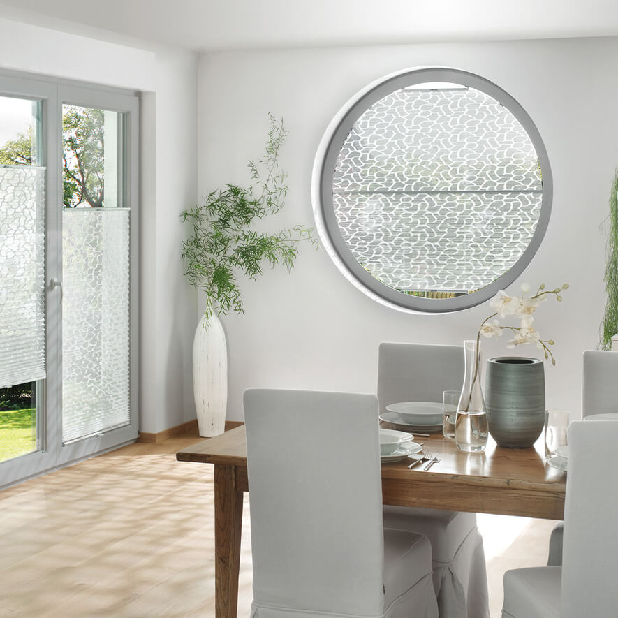 Dekor Plissees für runde Fenster / Bullaugen im Esszimmer