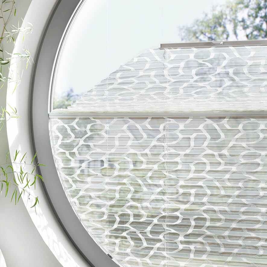 Plissees für Bullaugen / runde Fenster im Detail: zweigeteiltes Plissee