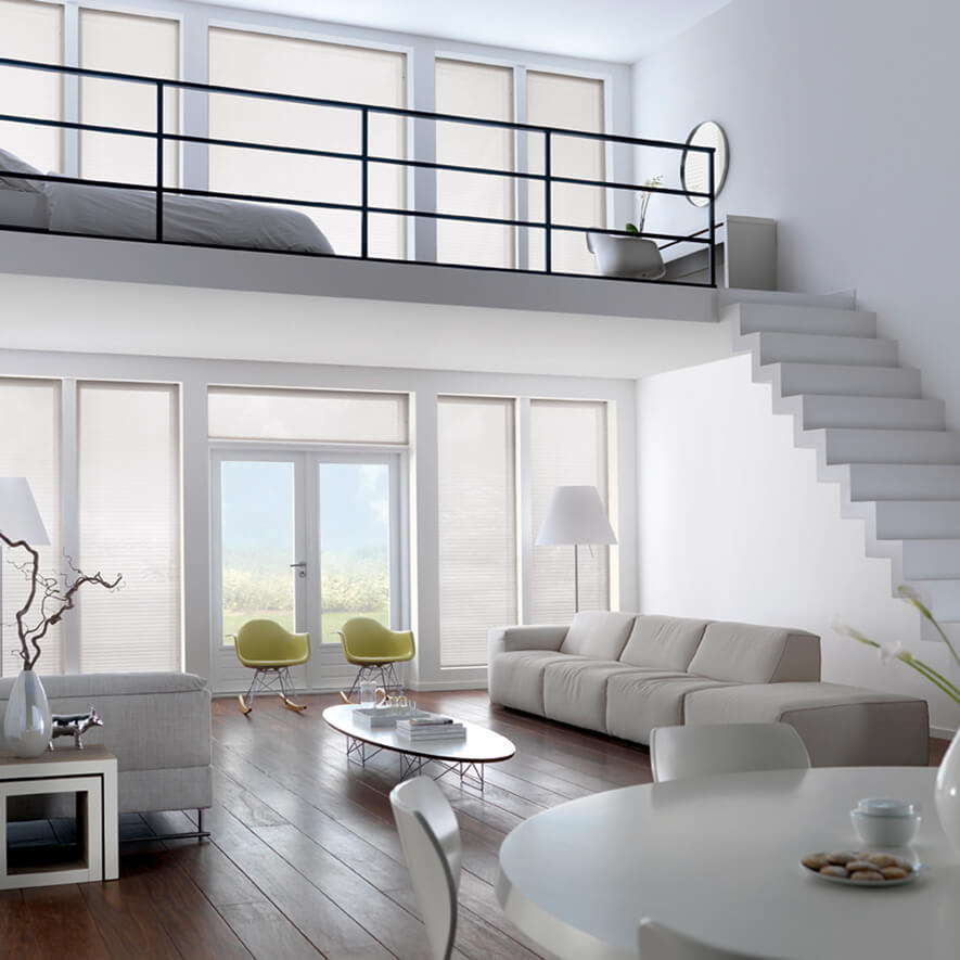 Wohnung mit Loft-Chasrakter und weißen Sonnenschutz-Plissees