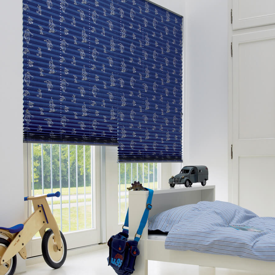 Perfekte Abdunkelung im Kinderzimmer mit blauen Verdunkelungsplissees