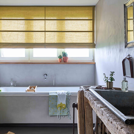 Moderne blickdichte Raffrollos in senfgelb im Badezimmer Moderne blickdichte Raffrollos in senfgelb im Badezimmer