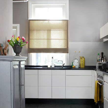 Beige, blickdichte Raffrollos für die Küche Beige, blickdichte Raffrollos für die Küche