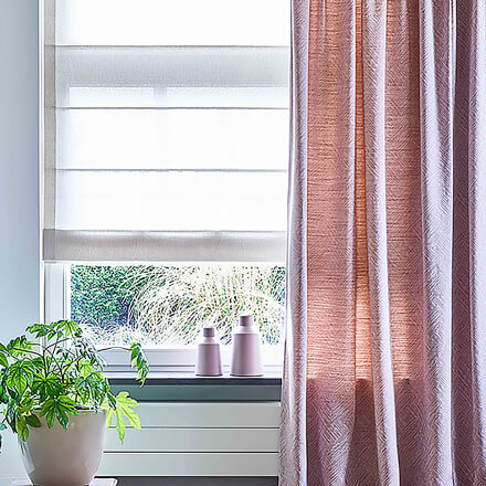 Blickdichte Raffrollos in weiß im Wohnzimmer Blickdichte Raffrollos in weiß im Wohnzimmer