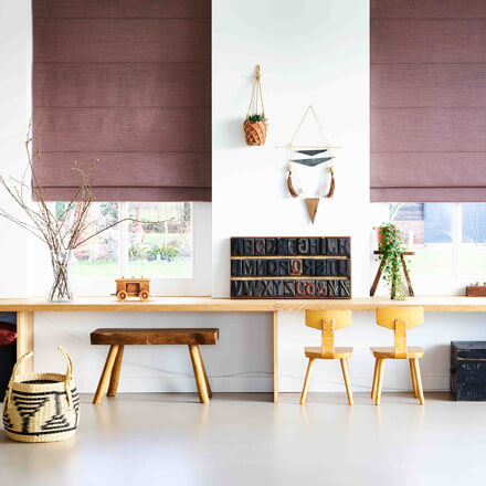 Stylische Raffrollos in beere für ein frisches Wohnzimmer Stylische Raffrollos in beere für ein frisches Wohnzimmer