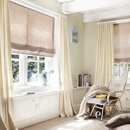 Shabby Chic Wohnzimmer mit Raffrollo in natürlichem Beige Raffrollo natürliches Beige, Wohnzimemr