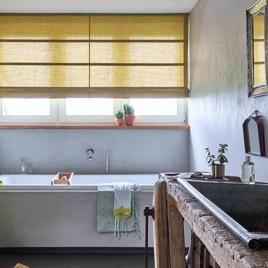 Moderne blickdichte Raffrollos in senfgelb im Badezimmer Moderne blickdichte Raffrollos in senfgelb im Badezimmer
