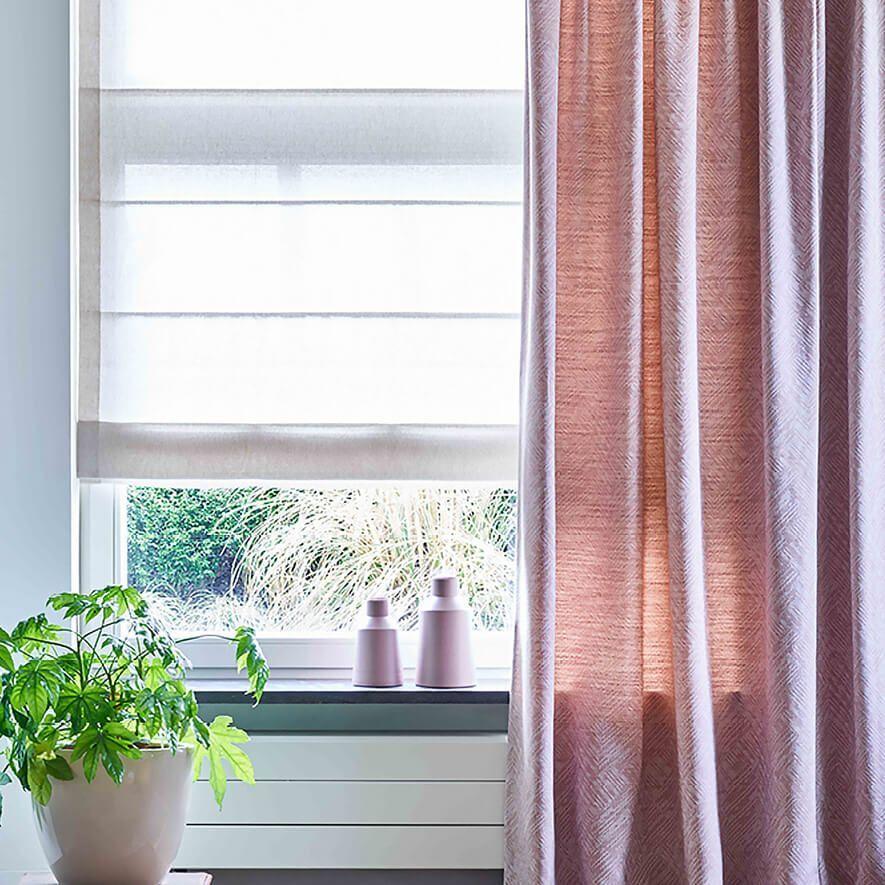 Blickdichte Raffrollos in weiß im Wohnzimmer Blickdichte Raffrollos in weiß im Wohnzimmer
