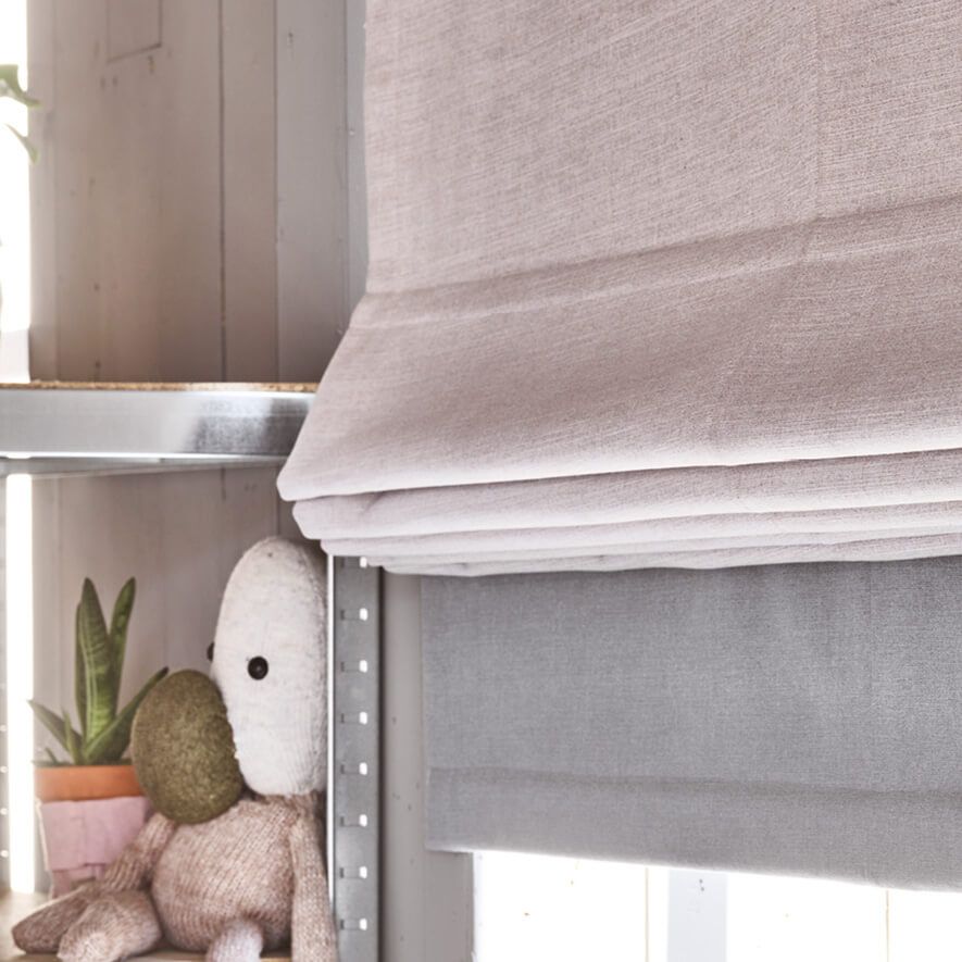 Zweifarbige Raffrollos in rosé und grau im Baby- und Kinderzimmer Zweifarbige Raffrollos in rosé und grau im Baby- und Kinderzimmer