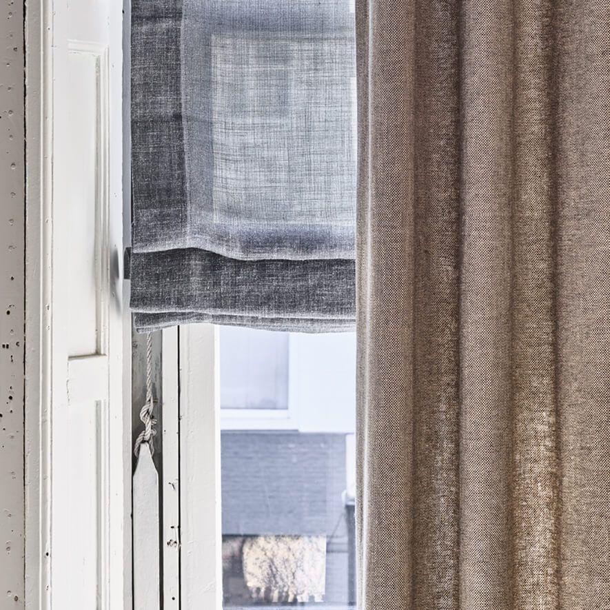 Detailierte Ansicht Raffrollos in grau Detailierte Ansicht Raffrollos in grau