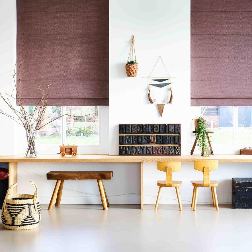 Stylische Raffrollos in beere für ein frisches Wohnzimmer Stylische Raffrollos in beere für ein frisches Wohnzimmer