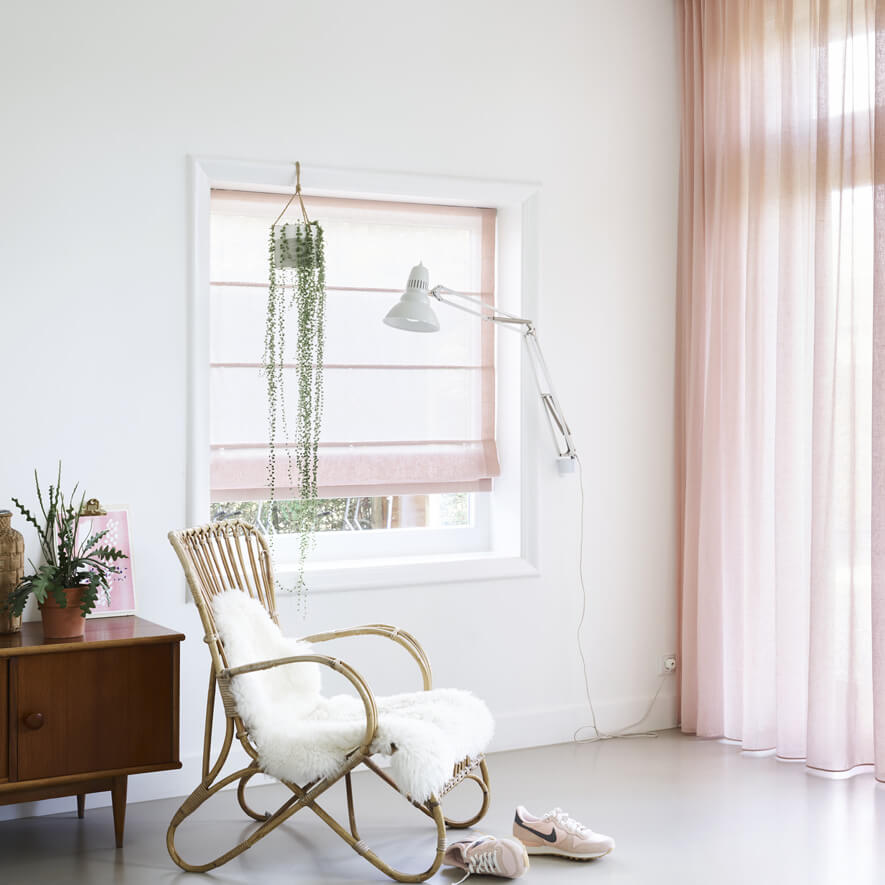 Pastelltöne im Wohnzimmer mit Raffrollos in zartem rosé Pastelltöne im Wohnzimmer mit Raffrollos in zartem rosé