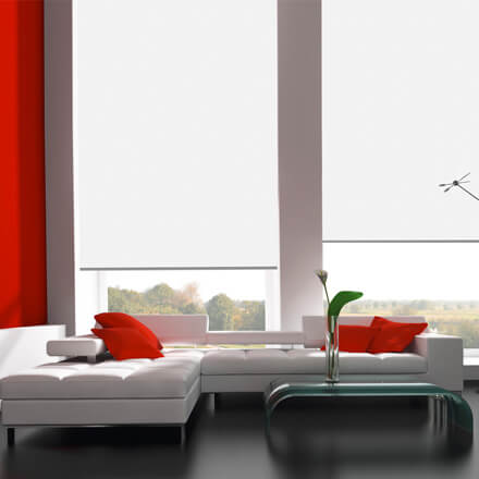 Elektrisches Rollo in Weiß im Wohnzimmer
