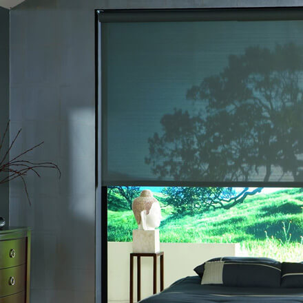 Transparenter Stoff in schwarz im Schlafzimmer