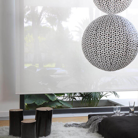 Transparentes Rollo in weiß im Wohnzimmer