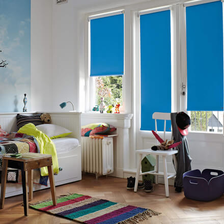 Blaue Rollos ohne Bohren im Kinderzimmer Blaue Rollos ohne Bohren im Kinderzimmer