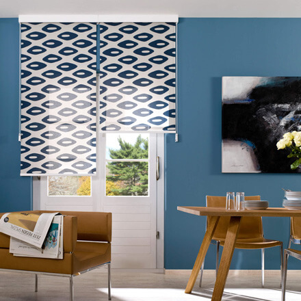 Blaues Seitenzugrollo mit Dekor im Esszimmer