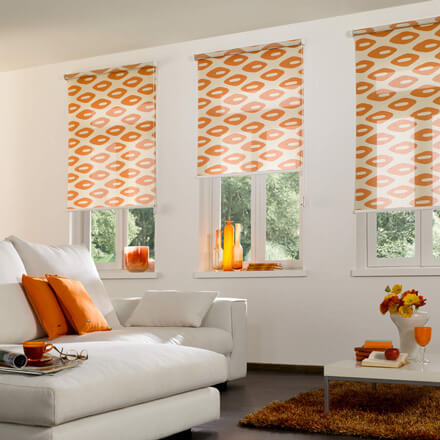 Seitenzugrollo in Orange Dekor im Wohnzimmer
