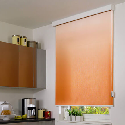 Seitenzugrollo mit Farbverlauf in Orange in der Küche