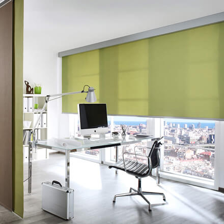 Grünes Sichtschutzrollo am Arbeitsplatz Grünes Sichtschutzrollo am Arbeitsplatz