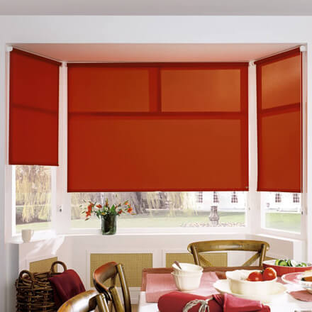 Rotes Sichtschutzrollo im Esszimmer Rotes Sichtschutzrollo im Esszimmer