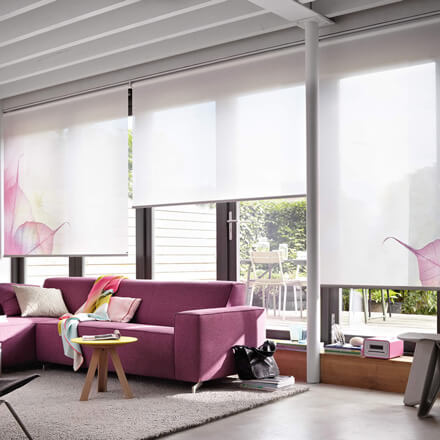 Weisses Sichtschutzrollo mit floralem Muster im Wohnzimmer Weisses Sichtschutzrollo mit floralem Muster im Wohnzimmer