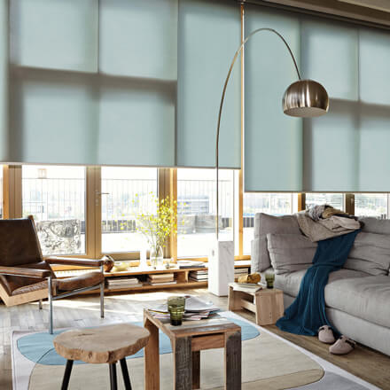 Blau-Grünes Thermorollo im Wohnzimmer